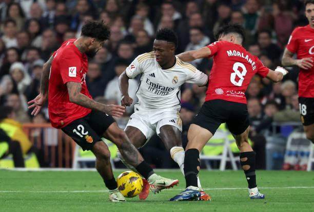 新年首战进攻再受阻，“倒车大法”助皇马夺半程冠军